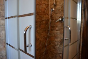 Habitación cuádruple familiar, 2 habitaciones, baño privado, vistas al jardín | Baño | Ducha, cabezal de ducha tipo lluvia, secador de pelo y bidé