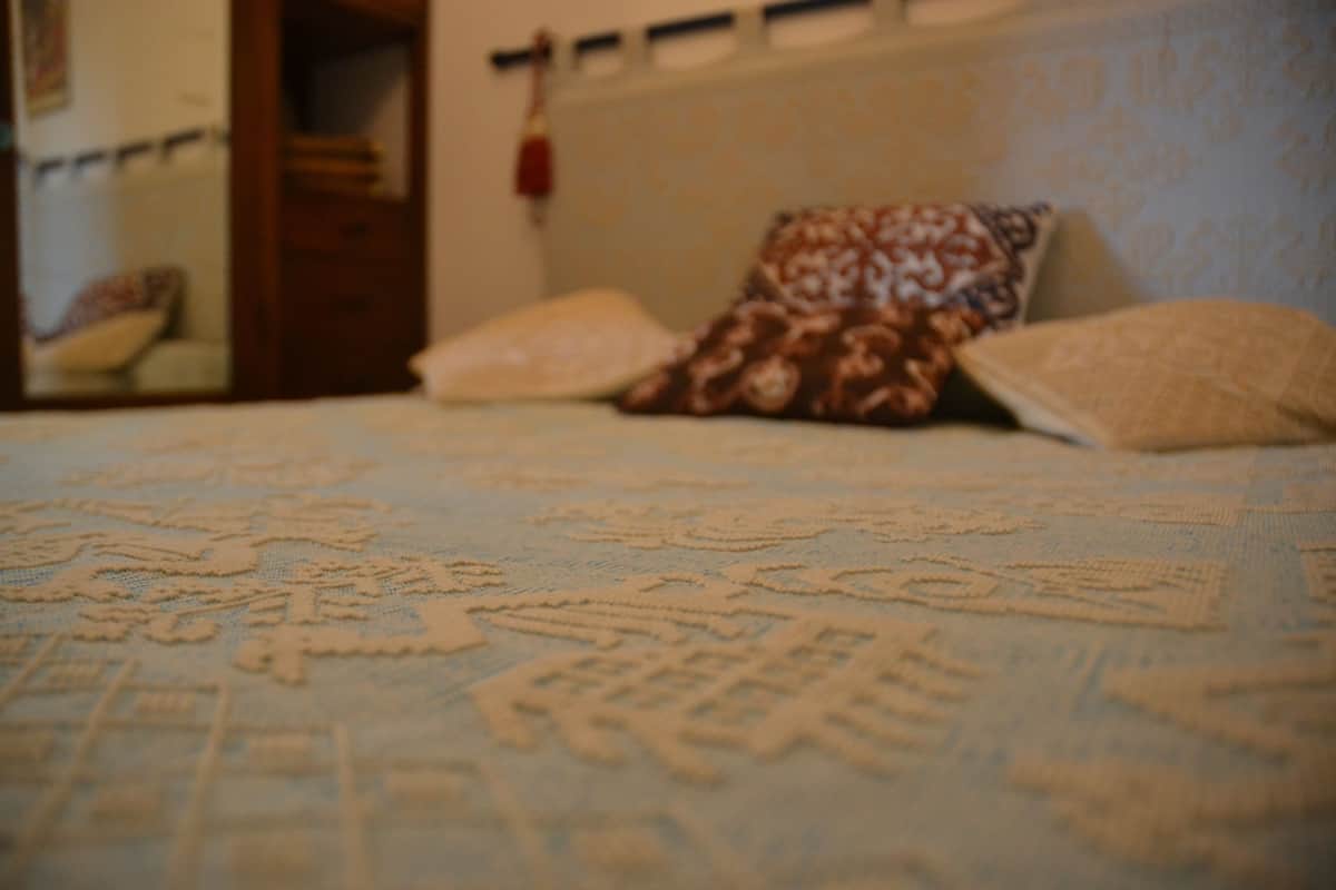 Familien-Vierbettzimmer, 2 Schlafzimmer, eigenes Bad, Gartenblick | Individuell dekoriert, individuell eingerichtet, Schreibtisch