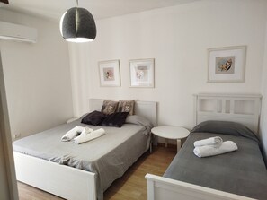 1 dormitorio, escritorio, tabla de planchar con plancha y cuna de viaje