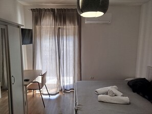 1 Schlafzimmer, Schreibtisch, Bügeleisen/Bügelbrett, Reisekinderbett