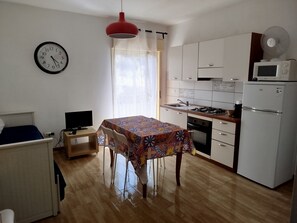 Frigorífico, microondas, horno y placa de cocina