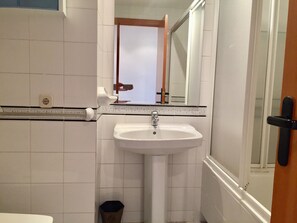 Serviettes fournies, papier toilette