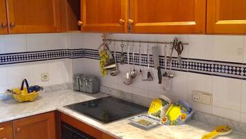 Een koelkast, een magnetron, een oven, een kookplaat