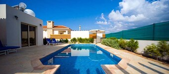 Villa Anastasia 3 Bedroom Villa 300m from Coast Free