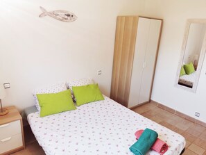 4 bedrooms, iron/ironing board, free WiFi, bed sheets