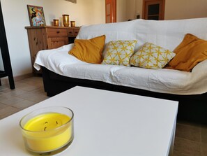 Smart-tv, een open haard, boeken en een stereo