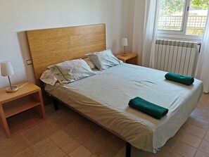 4 slaapkamers, een strijkplank/strijkijzer, gratis wifi, beddengoed