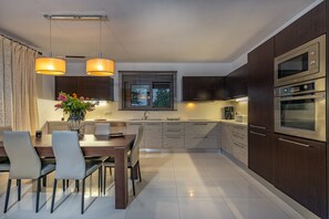 Frigorifero, microonde, forno, piano cottura