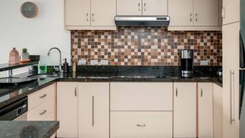 Refrigerador, microondas, parrilla de estufa y lavavajillas