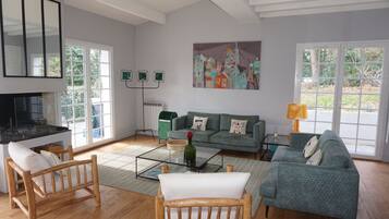 TV, fireplace, foosball, stereo