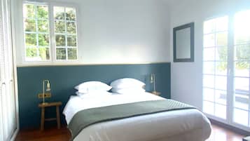 5 bedrooms, desk, iron/ironing board, travel crib