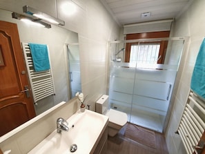 Ducha y bañera combinadas, secador de pelo, bidé y toallas