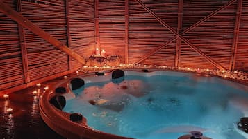 Bañera de hidromasaje cubierta