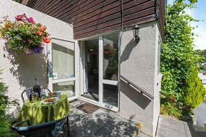 Outdoor dining - Two bed Appt. 10 minutes walk to Lynton . Riverside location. EV charge point (Lynton)