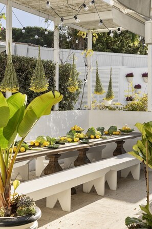 Outdoor dining - Exquisite Vacation Home in Estoril, with pool, new Fully Equipped Gym (Estoril)