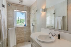 Duschwanne, Haartrockner, Bidet, Handtücher