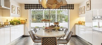 Exquisite Vacation Home in Estoril, with pool, new Fully Equipped Gym