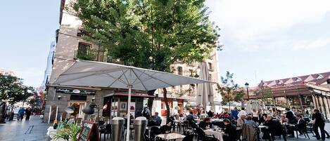 تناول الطعام بالخارج