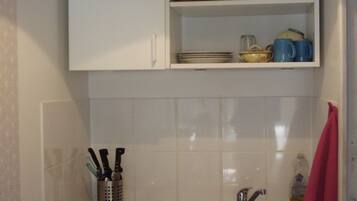 Réfrigérateur, four, plaque de cuisson, cafetiÚre/bouilloire