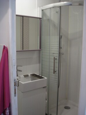 Shower, towels, toilet paper - Fully equipped studio with private parking (Caen)