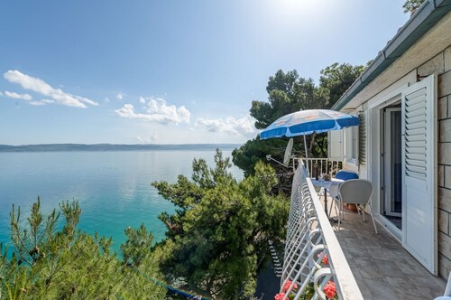 Stone forest villa in small dalmatian village Pisak