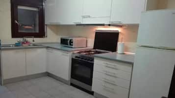 Refrigerador, microondas, horno, utensilios de cocina