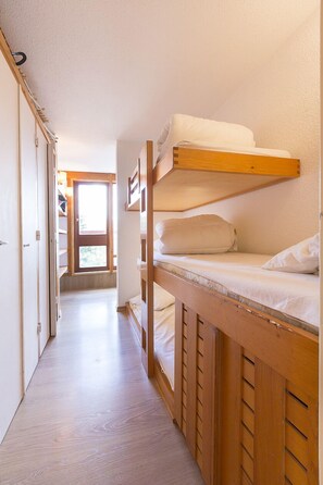 2 bedrooms, Internet