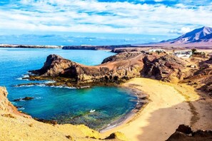 Una spiaggia nelle vicinanze