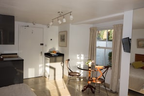 Een strijkplank/strijkijzer, gratis wifi, beddengoed