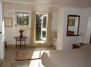 Tabla de planchar con plancha, wifi gratis, ropa de cama