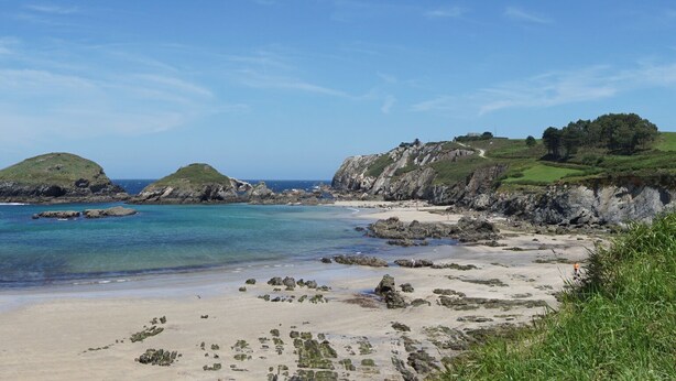 A coastal beach with rocky outcrops and clear blue waters. - CASA GAYOL, NEAR THE BEACH OF PORCÍA (El Franco)