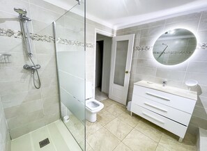 Douche, sèche-cheveux, serviettes fournies, savon
