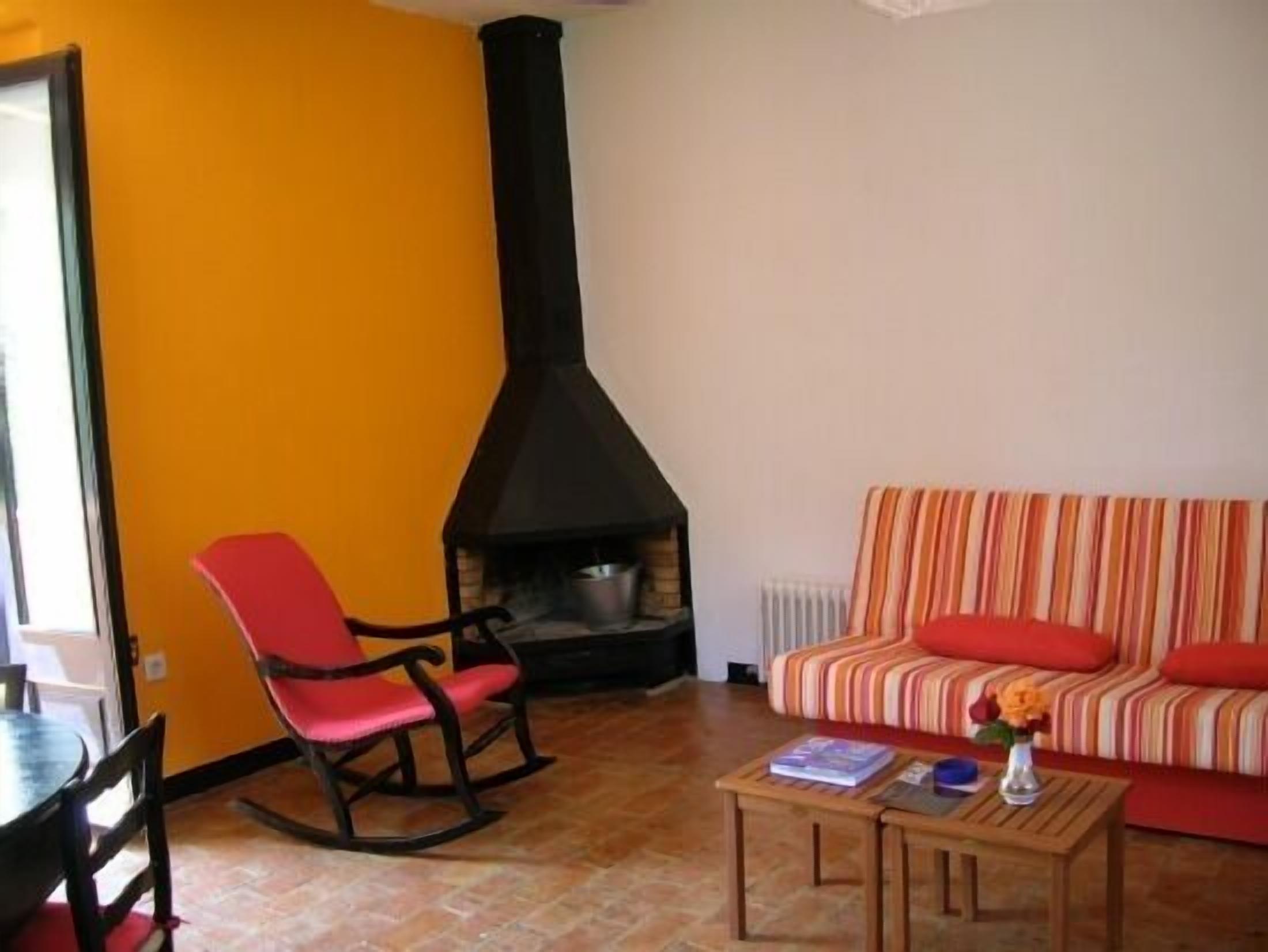 Televisie, een open haard, een dvd-speler en een tafeltennistafel