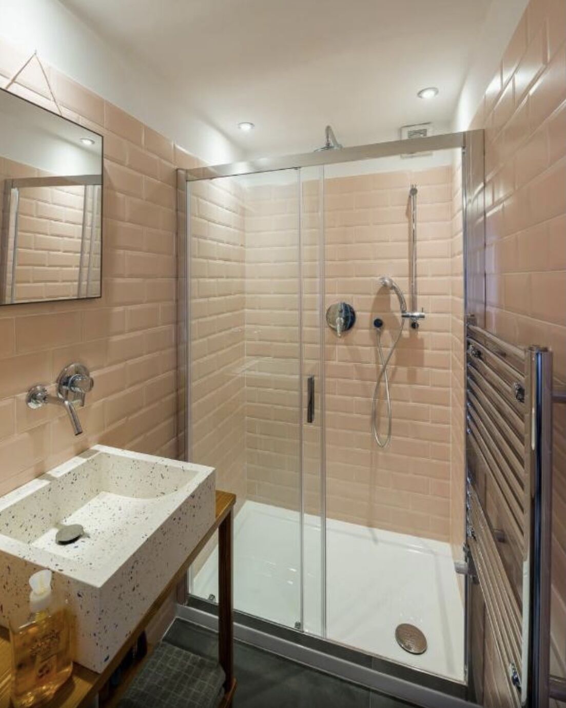 Een douche, een haardroger, handdoeken