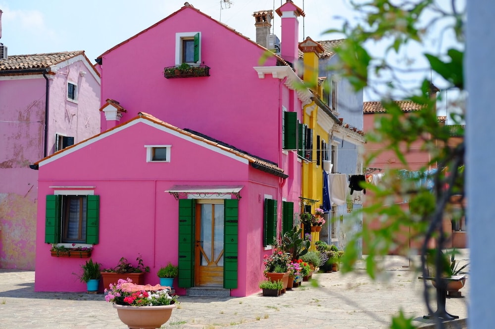 NIght Gallery: Art-Filled, Burano Waterfront Cottage, Great View, Venice 45 mn.