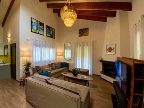 Smart-tv, een open haard, een stereo en een kantoor