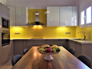 冷蔵庫、電子レンジ、オーブン、コンロ