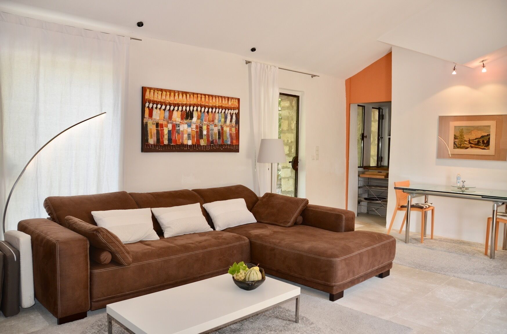 TV connectée, lecteur de DVD, livres, médiathèque