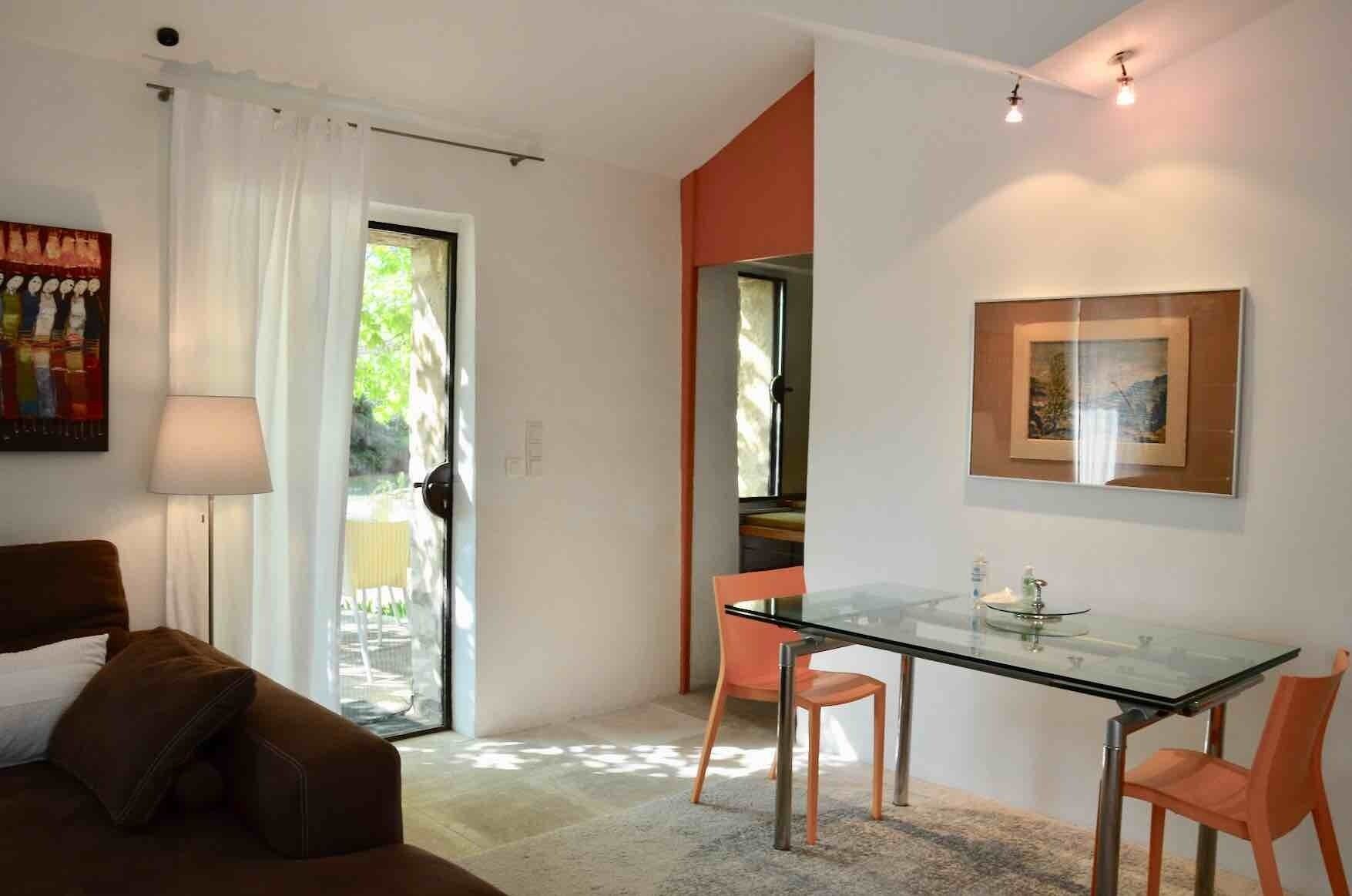 TV connectée, lecteur de DVD, livres, médiathèque