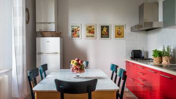 Fridge, oven, stovetop, coffee/tea maker