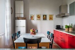 Réfrigérateur, four, plaque de cuisson, cafetiÚre/bouilloire