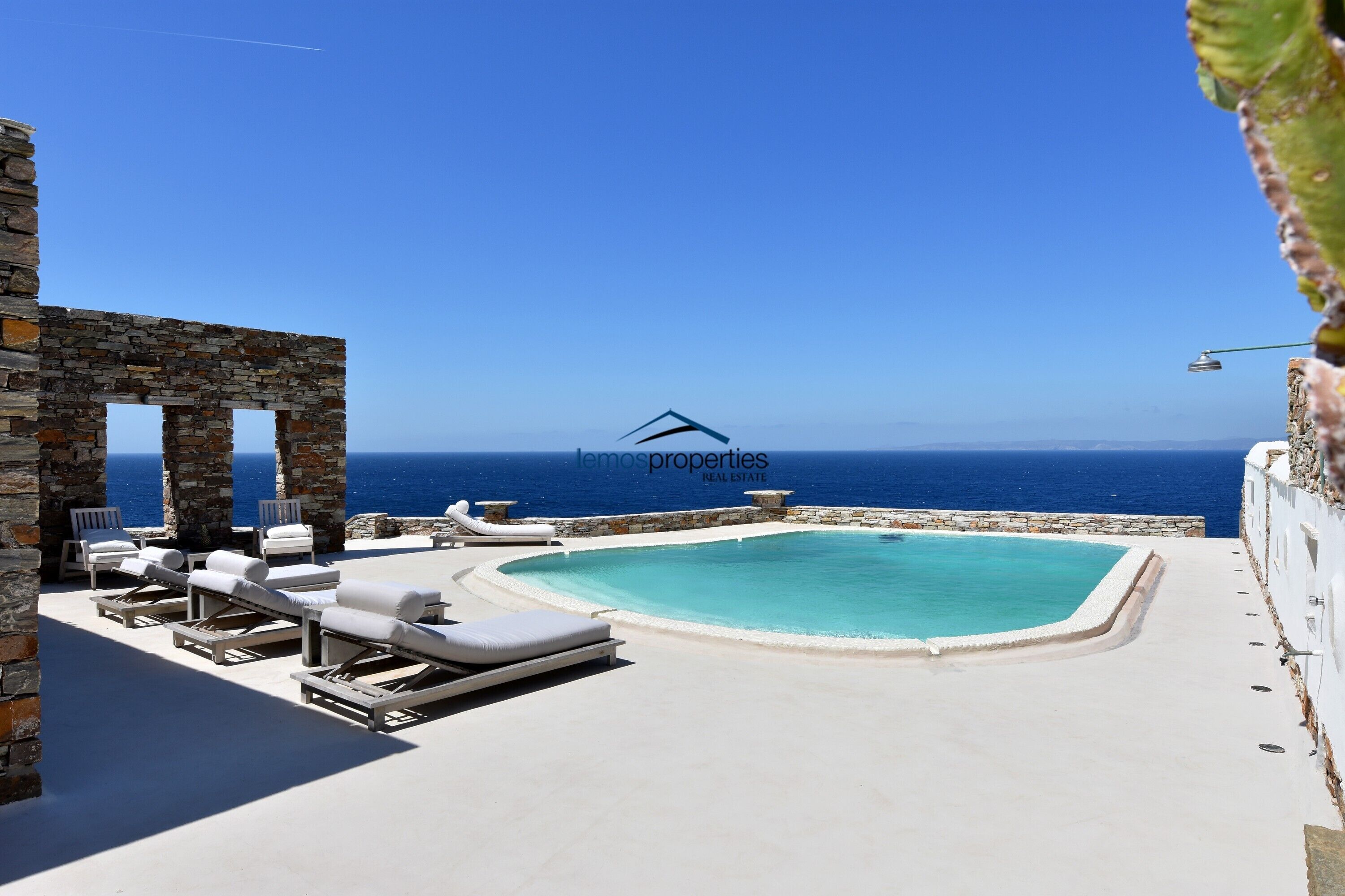 Unique waterfront villa with a seawater swimmingpool & private access to the sea