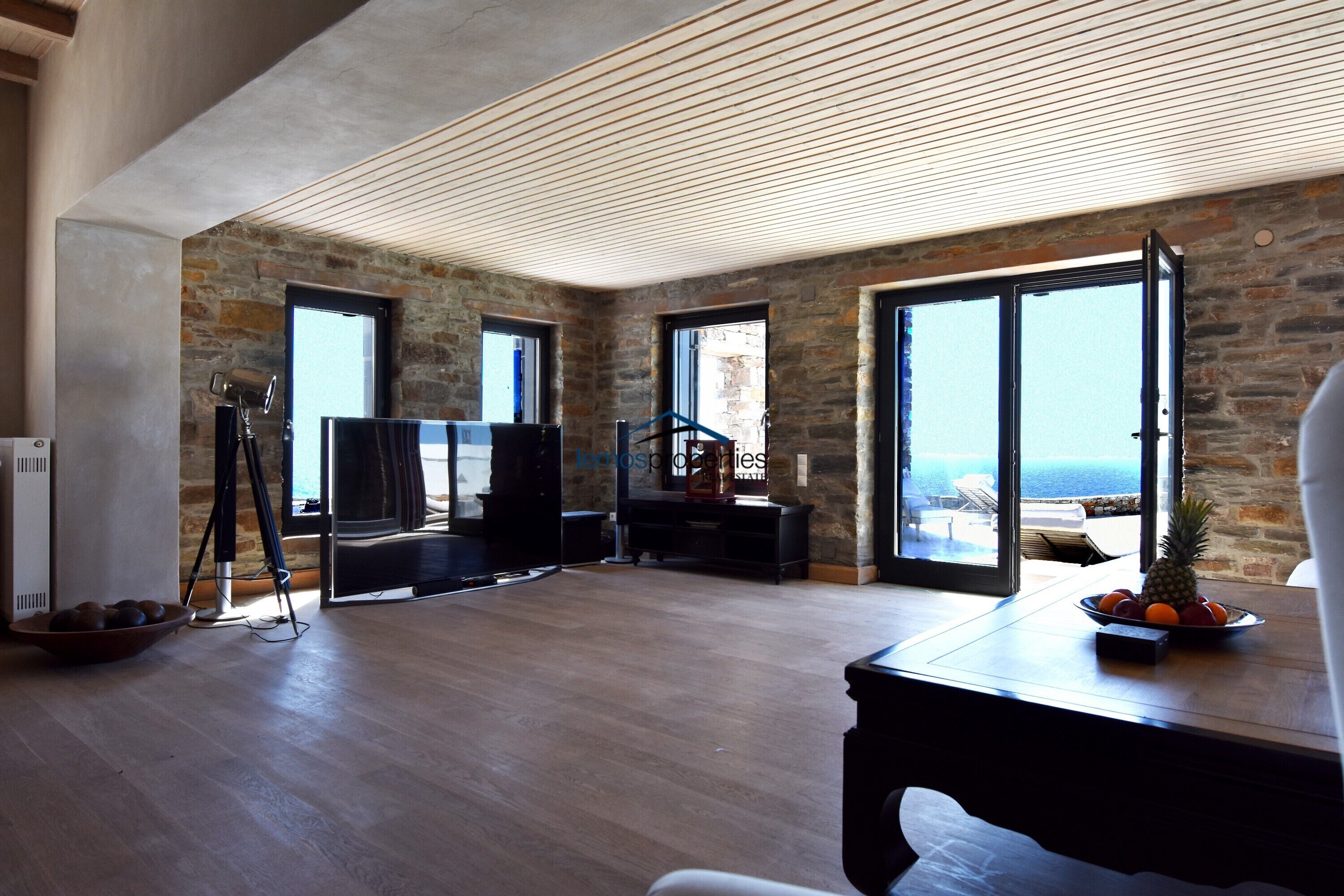 Unique waterfront villa with a seawater swimmingpool & private access to the sea