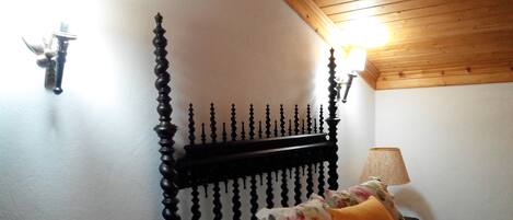 3 bedrooms, desk, iron/ironing board