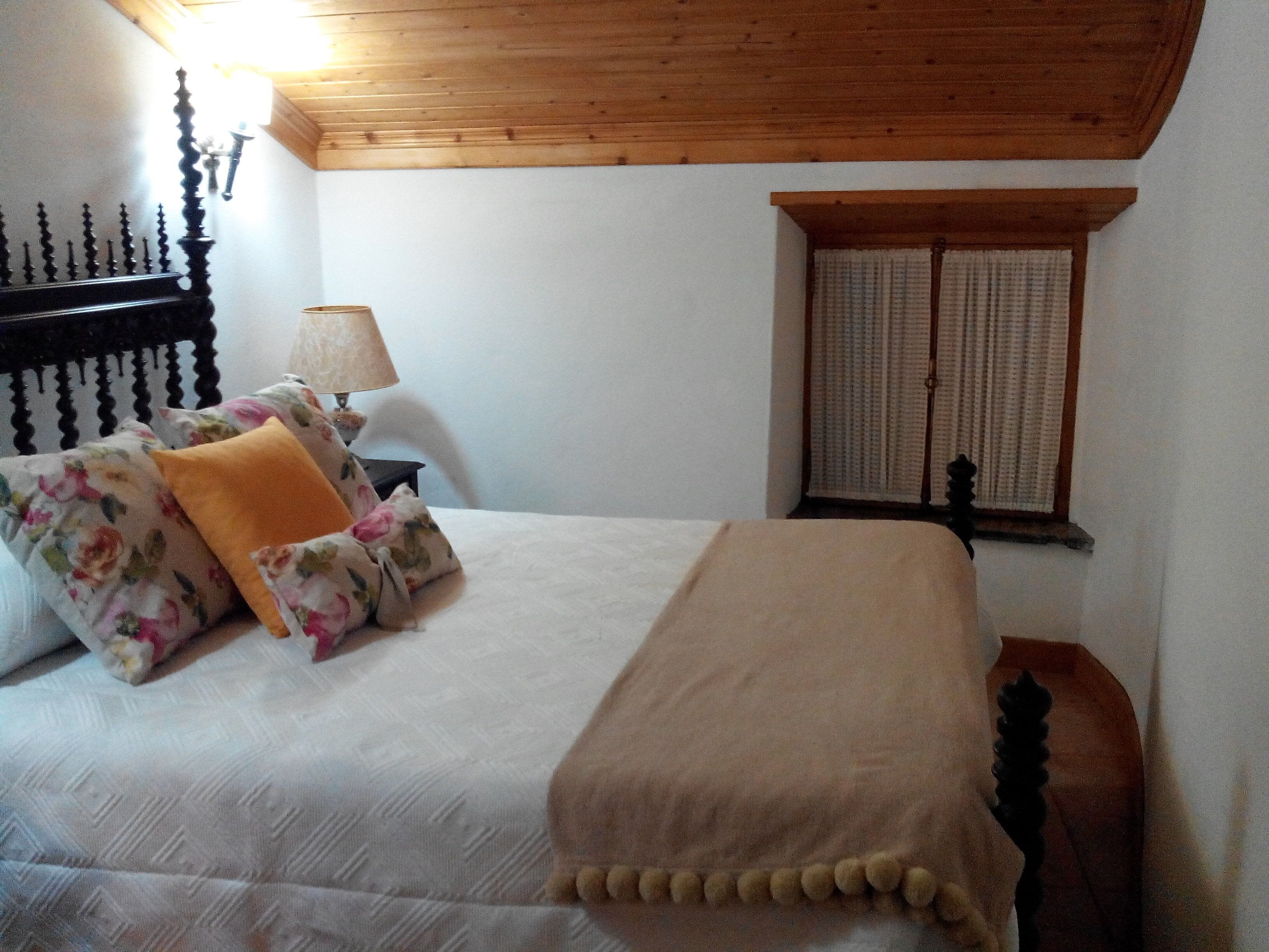 3 bedrooms, desk, iron/ironing board