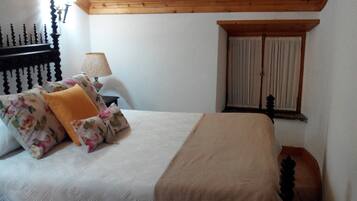 3 bedrooms, desk, iron/ironing board