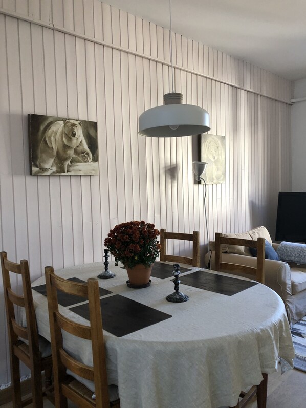 Dining - Scandie Design with great location (Chamonix)