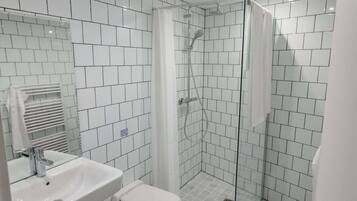 Doccia, asciugacapelli, asciugamani, sapone