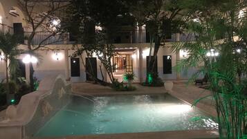 Piscina externa, funciona das 8h às 19h, espreguiçadeiras