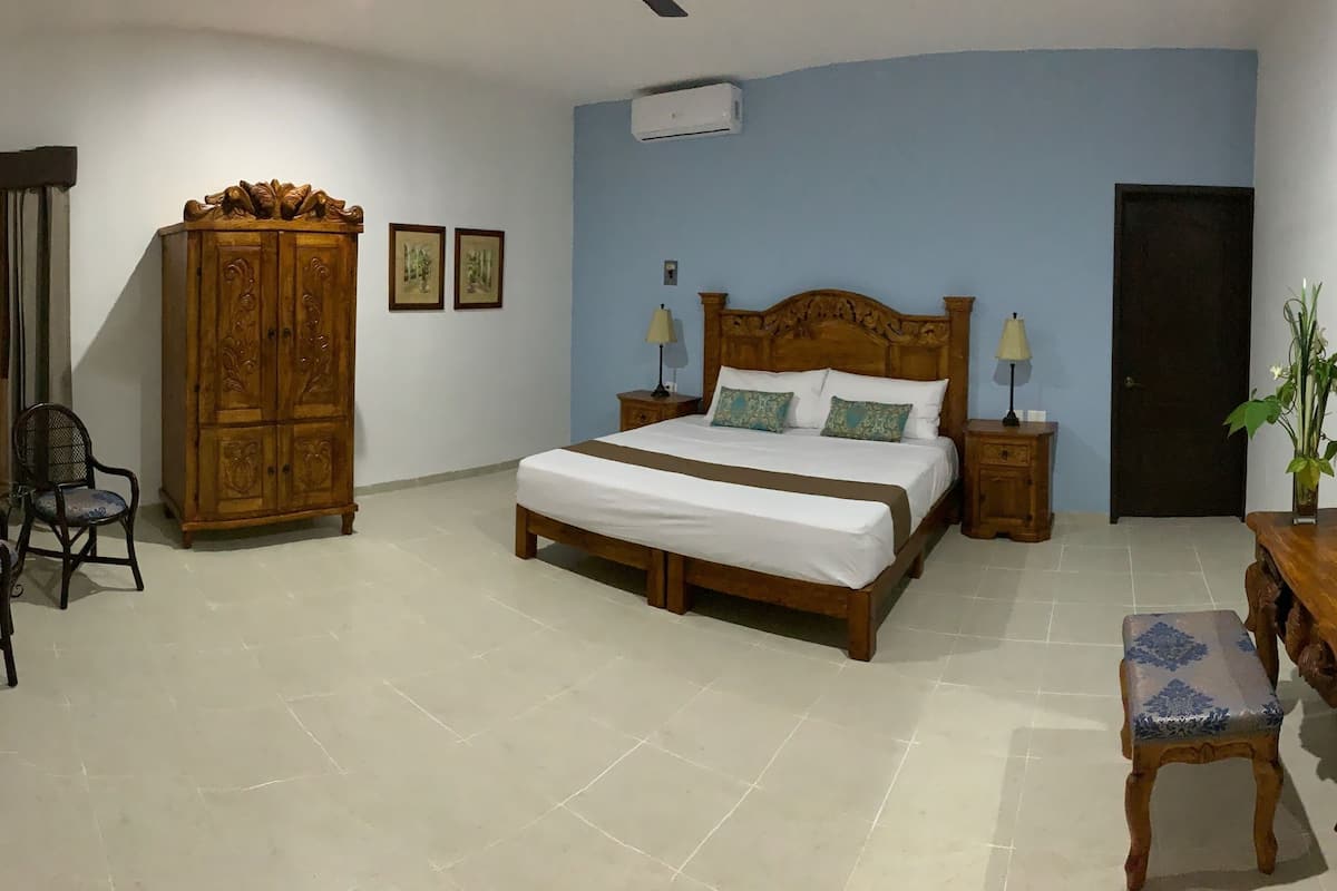 executive room, 1 king bed, non smoking | desk, blackout curtains, iron/ironing board, free wifi